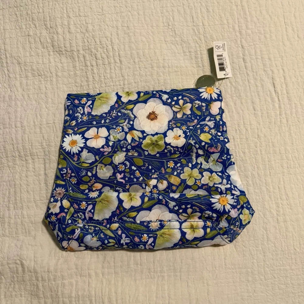 NWT ESTEE LAUDER TOILETRY POUCH - Picture 2 of 3